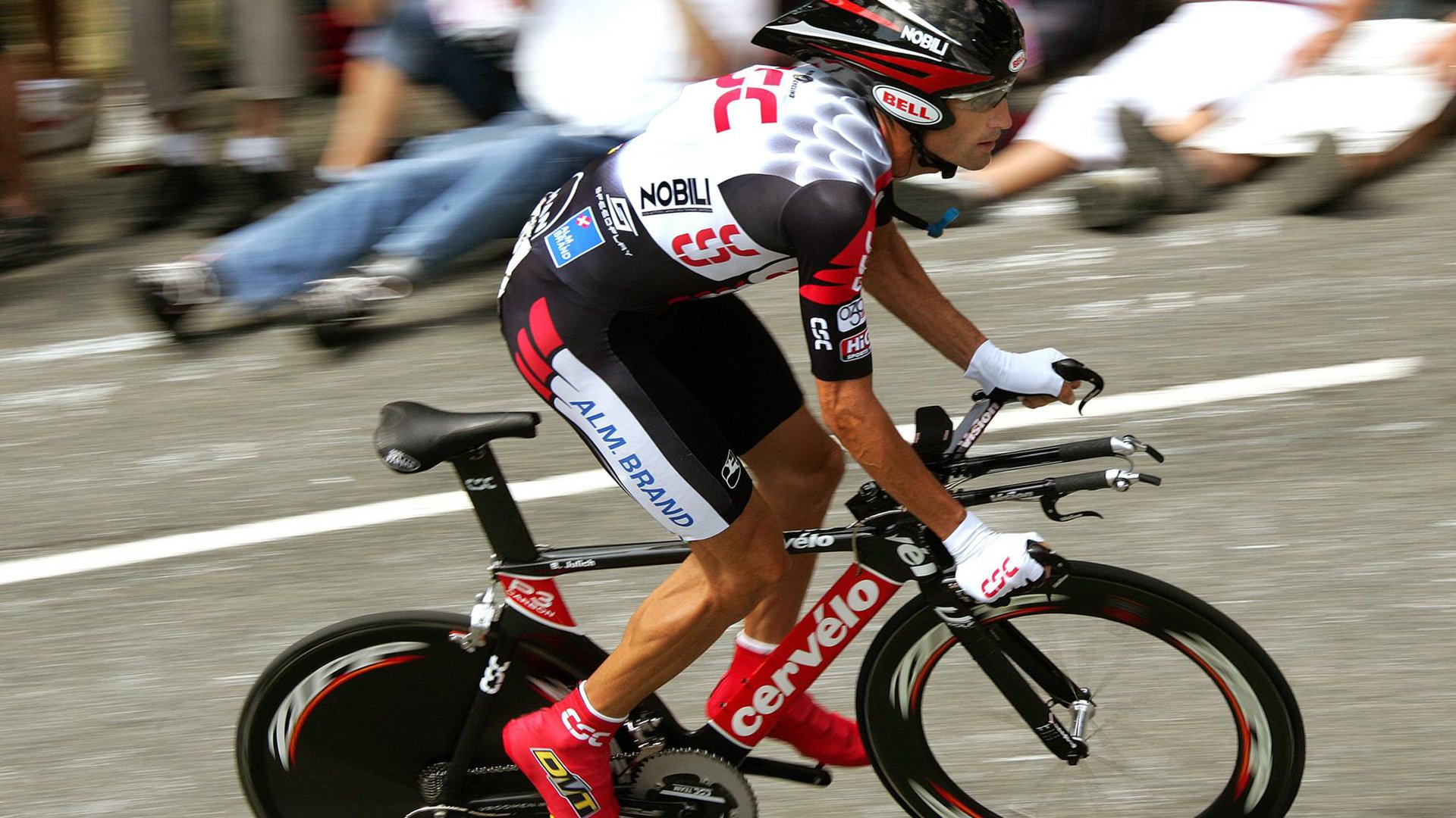 李轩豪在“湾区杯”围棋大棋士赛中战胜卫冕冠军杨楷文